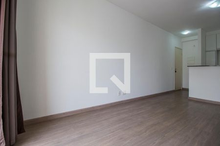 Sala de TV de apartamento à venda com 2 quartos, 61m² em Jardim Tupanci, Barueri