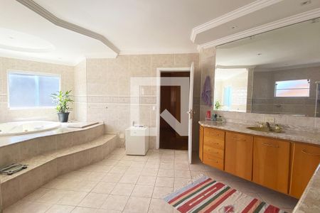 Casa de condomínio à venda com 420m², 4 quartos e 4 vagasBanheiro da Suíte master