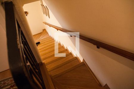 Escada de casa para alugar com 3 quartos, 160m² em Bela Vista, São Paulo