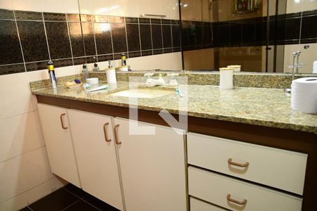 Casa de condomínio para alugar com 750m², 4 quartos e 3 vagasBanheiro da Suíte 2