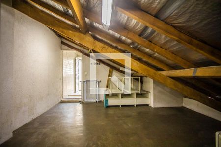 Casa para alugar com 300m², 5 quartos e 2 vagasSotão