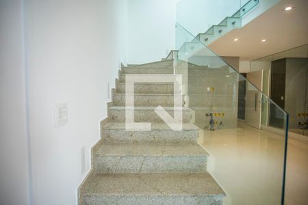 Casa para alugar com 300m², 5 quartos e 2 vagasEscadas