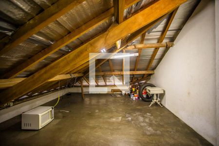 Casa para alugar com 300m², 5 quartos e 2 vagasSotão