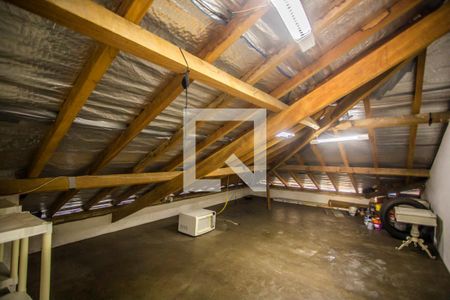 Casa para alugar com 300m², 5 quartos e 2 vagasSotão