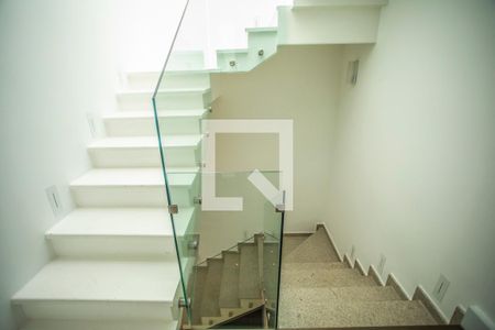 Casa para alugar com 300m², 5 quartos e 2 vagasEscadas