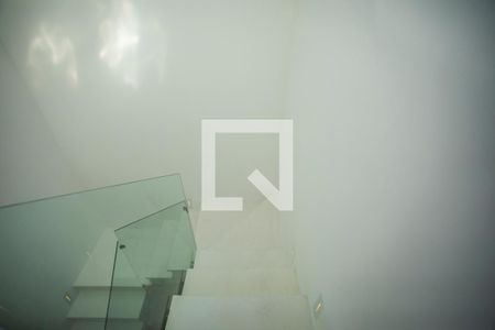 Casa para alugar com 300m², 5 quartos e 2 vagasEscadas