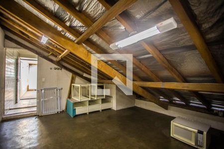 Casa para alugar com 300m², 5 quartos e 2 vagasSotão