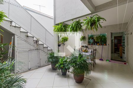 Casa à venda com 300m², 3 quartos e 2 vagas Casa à venda com 300m², 3 quartos e 2 vagasQuintal Fundos