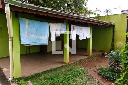 Casa à venda com 318m², 6 quartos e 4 vagas Casa à venda com 318m², 6 quartos e 4 vagasQuintal e Churrasqueira