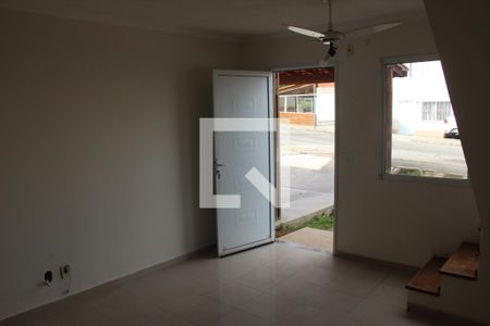 Sala de casa de condomínio para alugar com 2 quartos, 58m² em Jardim Ísis, Cotia