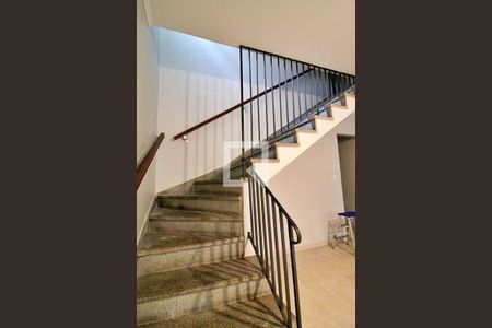Escada de casa para alugar com 5 quartos, 232m² em Jardim Las Vegas, Santo André
