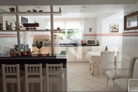 Casa à venda com 370m², 4 quartos e 2 vagascozinha