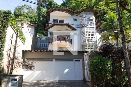 Casa à venda com 370m², 4 quartos e 2 vagasFachada