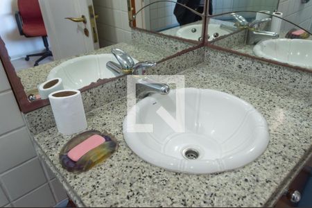 Casa à venda com 370m², 4 quartos e 2 vagasBanheiro da Suíte 1 detalhe