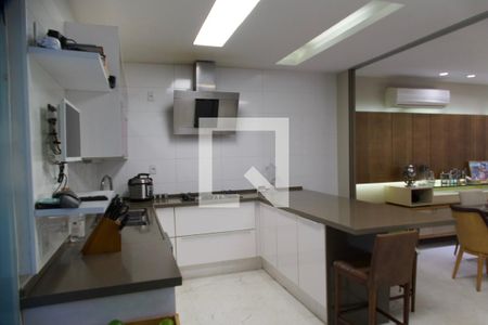 Apartamento à venda com 200m², 4 quartos e 2 vagasCozinha americana 