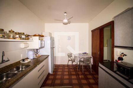 Casa à venda com 243m², 3 quartos e 2 vagas Casa à venda com 243m², 3 quartos e 2 vagasCozinha