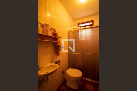 Casa à venda com 243m², 3 quartos e 2 vagas Casa à venda com 243m², 3 quartos e 2 vagasBanheiro de Serviço