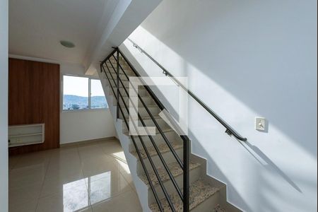 Sala 1 - Escada de apartamento para alugar com 4 quartos, 126m² em Piratininga, Belo Horizonte