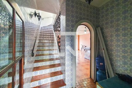 Casa à venda com 148m², 2 quartos e 2 vagas Casa à venda com 148m², 2 quartos e 2 vagasEscada