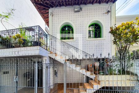 Casa à venda com 148m², 2 quartos e 2 vagas Casa à venda com 148m², 2 quartos e 2 vagasFachada