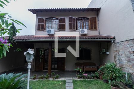 Casa de condomínio à venda com 200m², 4 quartos e 3 vagasFachada