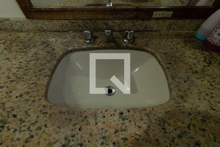 Casa de condomínio à venda com 200m², 4 quartos e 3 vagasBanheiro da Suíte 1