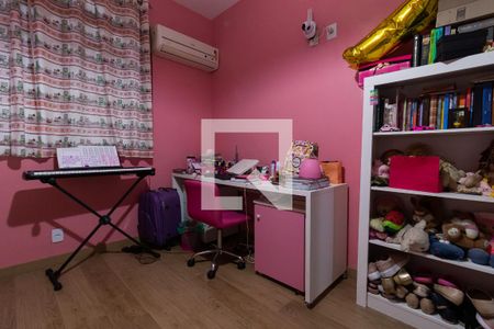 Casa de condomínio à venda com 200m², 4 quartos e 3 vagasQuarto 2