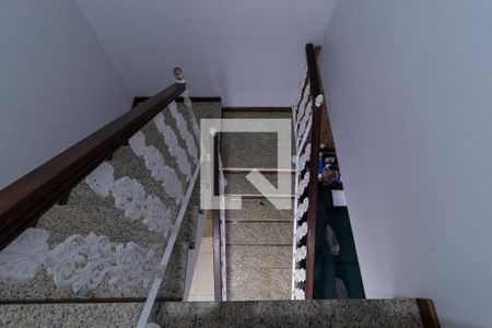 Casa de condomínio à venda com 200m², 4 quartos e 3 vagasEscada