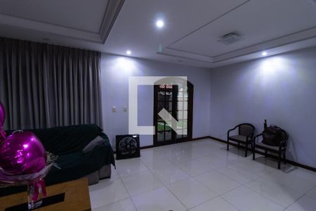 Casa de condomínio à venda com 200m², 4 quartos e 3 vagasSala