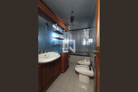 Casa à venda com 500m², 4 quartos e 4 vagas Casa à venda com 500m², 4 quartos e 4 vagasBanheiro da Suíte