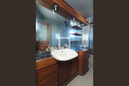 Casa à venda com 500m², 4 quartos e 4 vagas Casa à venda com 500m², 4 quartos e 4 vagasBanheiro da Suíte