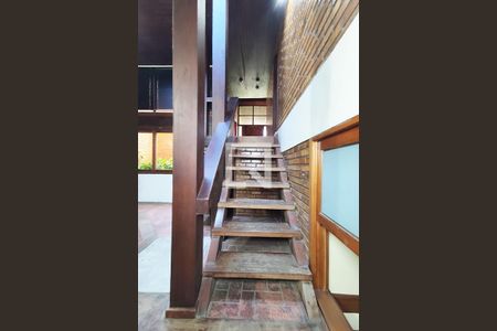 Casa à venda com 500m², 4 quartos e 4 vagas Casa à venda com 500m², 4 quartos e 4 vagasEscada