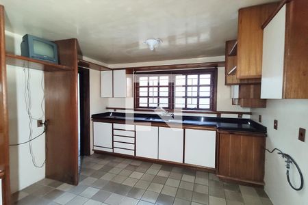 Casa à venda com 500m², 4 quartos e 4 vagas Casa à venda com 500m², 4 quartos e 4 vagasCozinha e Área de Serviço