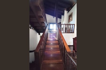 Casa à venda com 350m², 4 quartos e 2 vagas Casa à venda com 350m², 4 quartos e 2 vagasEscada