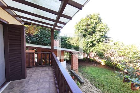 Casa à venda com 350m², 4 quartos e 2 vagas Casa à venda com 350m², 4 quartos e 2 vagasSacada da Sala de TV
