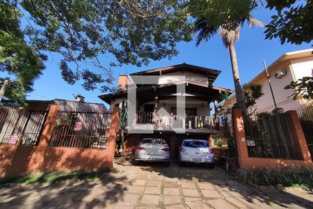 Casa à venda com 350m², 4 quartos e 2 vagas Casa à venda com 350m², 4 quartos e 2 vagasFachada