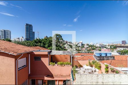 Vista de casa à venda com 3 quartos, 198m² em Vila Madalena, São Paulo