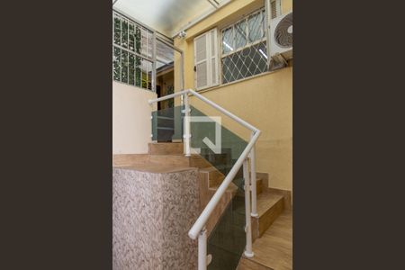 Casa à venda com 102m², 2 quartos e 1 vagaEscada