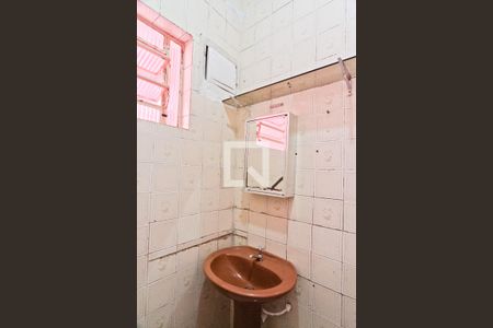 Banheiro de casa para alugar com 1 quarto, 20m² em Vila Zat, São Paulo