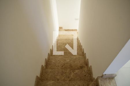 Casa de condomínio para alugar com 65m², 2 quartos e 1 vagaEscada