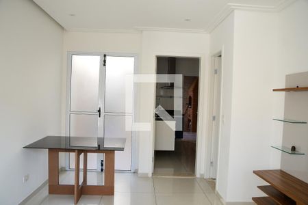 Sala de casa de condomínio para alugar com 2 quartos, 65m² em Jardim Petrópolis, Cotia