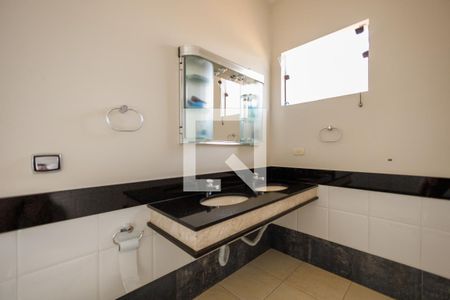 Casa de condomínio para alugar com 364m², 4 quartos e 4 vagas Casa de condomínio para alugar com 364m², 4 quartos e 4 vagasBanheiro da Suíte 1