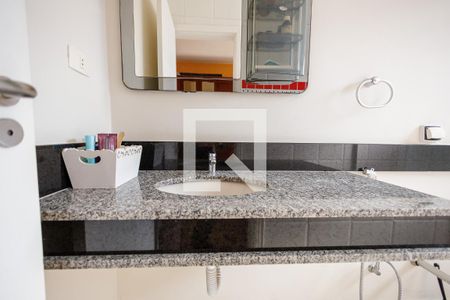 Casa de condomínio para alugar com 364m², 4 quartos e 4 vagas Casa de condomínio para alugar com 364m², 4 quartos e 4 vagasBanheiro da Suíte 2