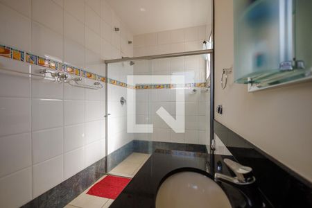 Casa de condomínio para alugar com 364m², 4 quartos e 4 vagas Casa de condomínio para alugar com 364m², 4 quartos e 4 vagasBanheiro da Suíte 1