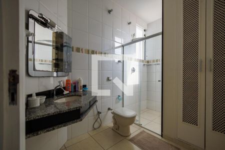 Casa de condomínio para alugar com 364m², 4 quartos e 4 vagas Casa de condomínio para alugar com 364m², 4 quartos e 4 vagasBanheiro Corredor