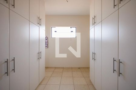 Casa de condomínio para alugar com 364m², 4 quartos e 4 vagas Casa de condomínio para alugar com 364m², 4 quartos e 4 vagasCloset da suíte 1
