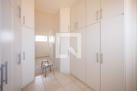 Casa de condomínio para alugar com 364m², 4 quartos e 4 vagas Casa de condomínio para alugar com 364m², 4 quartos e 4 vagasCloset da suíte 1
