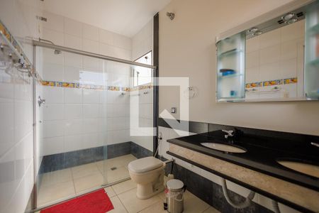 Casa de condomínio para alugar com 364m², 4 quartos e 4 vagas Casa de condomínio para alugar com 364m², 4 quartos e 4 vagasBanheiro da Suíte 1