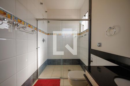 Casa de condomínio para alugar com 364m², 4 quartos e 4 vagas Casa de condomínio para alugar com 364m², 4 quartos e 4 vagasBanheiro da Suíte 1