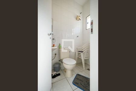 Casa de condomínio para alugar com 364m², 4 quartos e 4 vagas Casa de condomínio para alugar com 364m², 4 quartos e 4 vagasBanheiro de Serviço